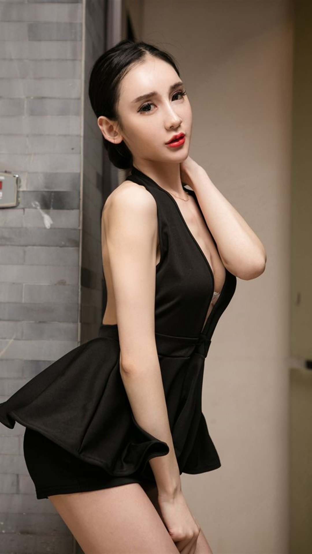 露背短裙美少女